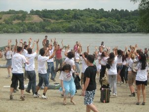Flash Mob akcija na \"Bećarcu\" blizu EXIT kampa